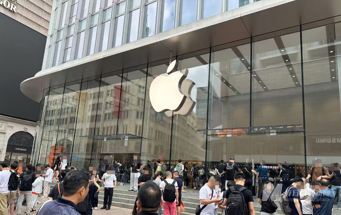 苹果iPhone 17系列开售火爆：门店大排长龙“黄牛”加价三四百元抢购Pro 